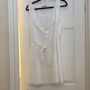 Elie Tahari White Sleeveless Shift Dress with Scoop Neck